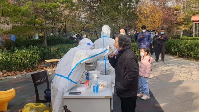 봉쇄된 베이징의 한 아파트 단지에서 주민들이 PCR 검사를 하고 있다. (출처: 연합뉴스)