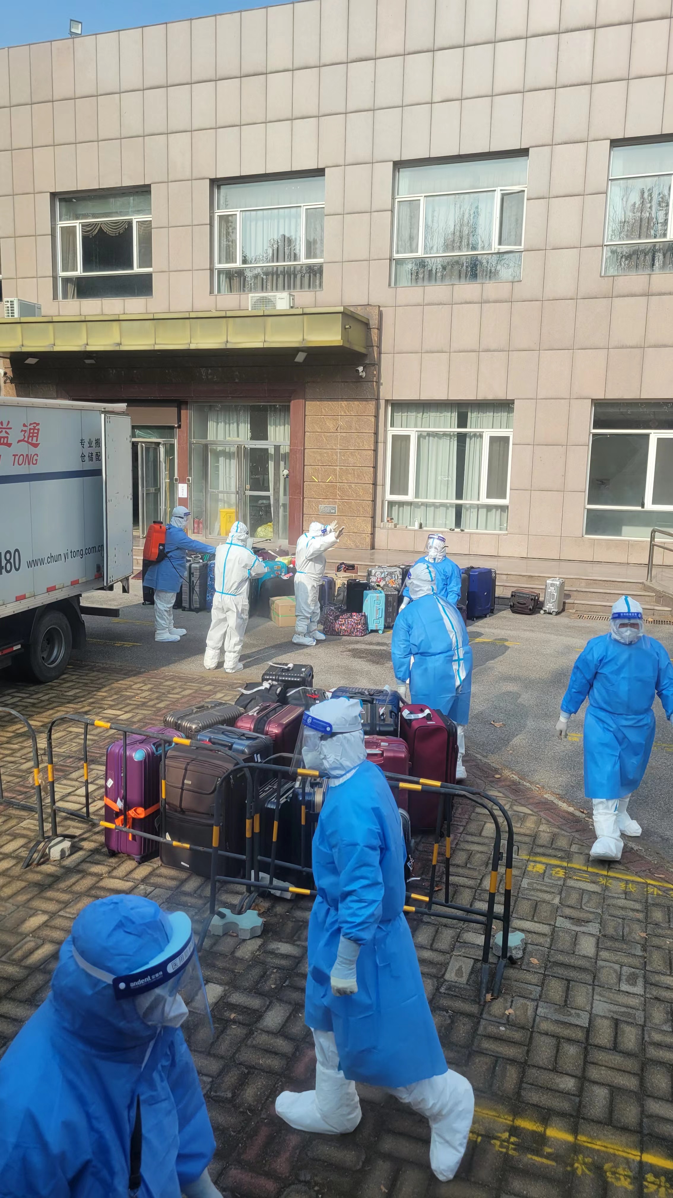해외 입국자 격리 호텔에서 소독 작업을 벌이고 있는 방역요원들 （촬영: 김민성 특파원）