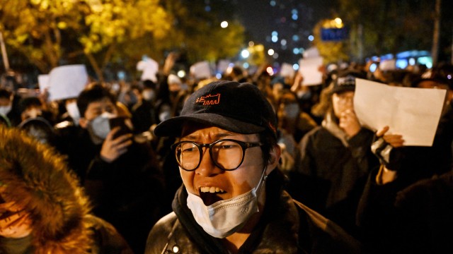 제로 코로나 정책에 항의하기 위해 모인 베이징 시민들 (출처 : 연합뉴스)