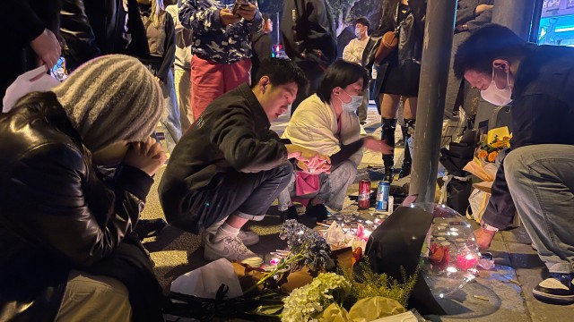 상하이 시민들이 우루무치 화재 희생자를 추모하고 있다. ( 출처: 연합뉴스)