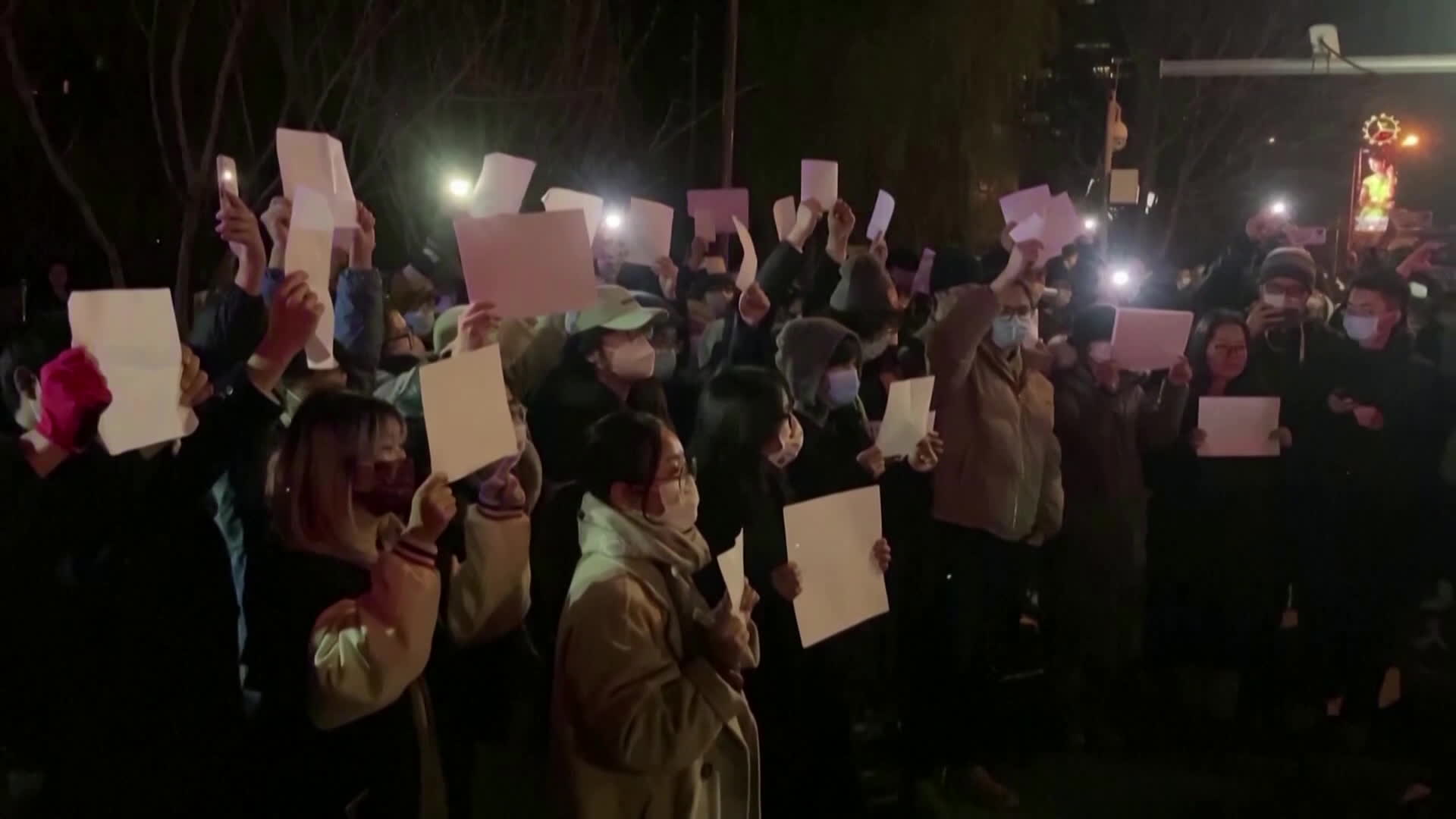 11월 27일~28일 베이징과 상하이 등지에서 시민들이 백지를 들고 反방역 정책, 反시진핑 구호를 외치며 시위를 했다. (사진: KBS 뉴스9)
