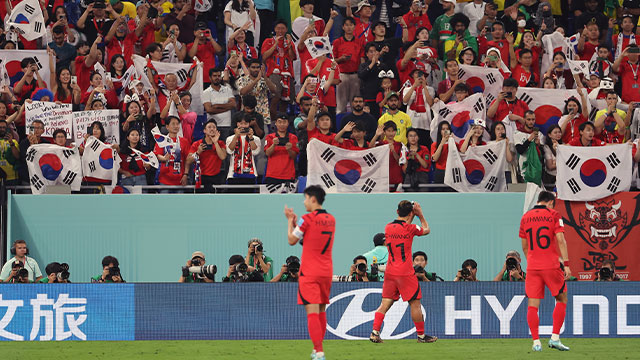 브라질과의 16강전이 끝난 뒤 선수들이 응원단에 인사하고 있다. (출처:연합뉴스)