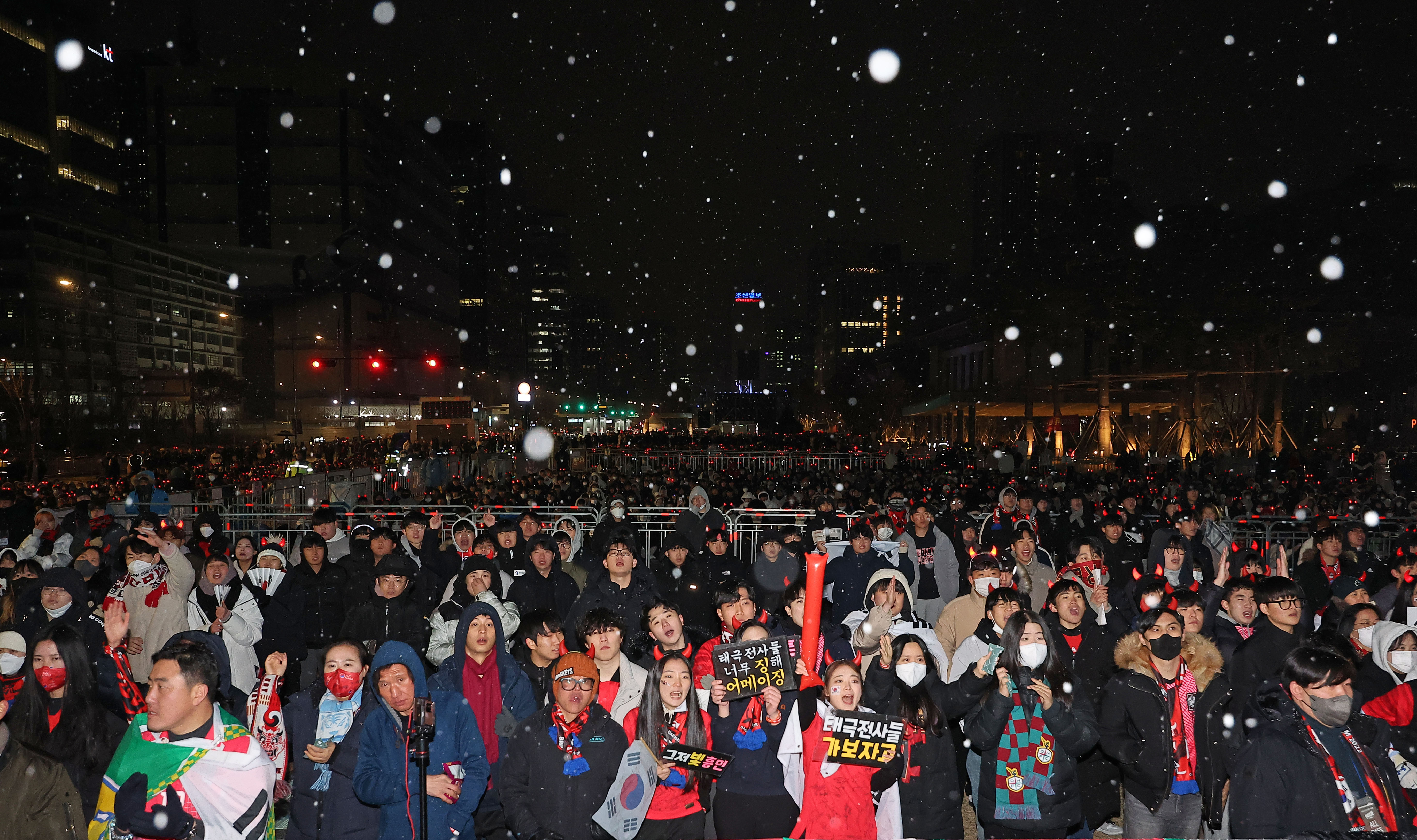 눈을 맞으며  서울 광화문 광장에서 펼쳐진 응원전(출처:연합뉴스)
