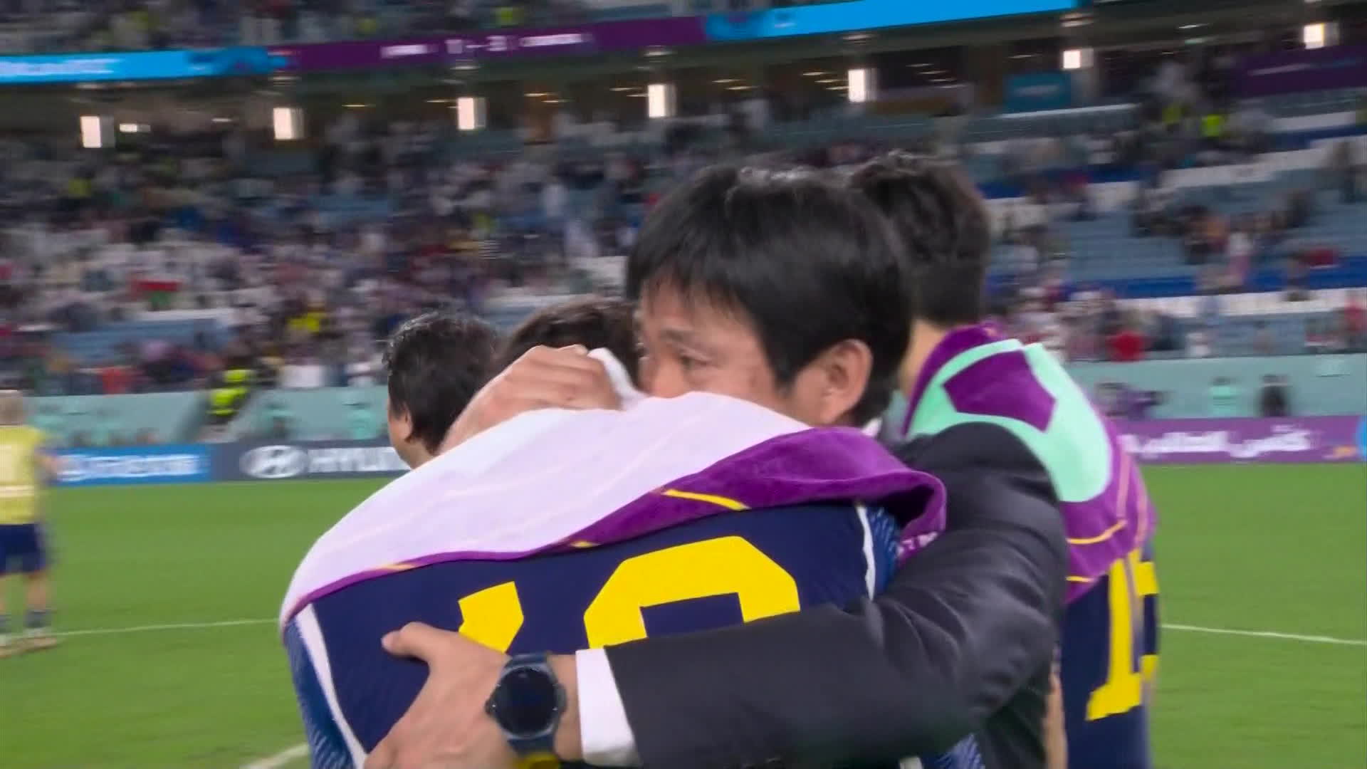 모리야스 하지메 일본 축구 대표팀 감독이 6일 크로아티아전 패배 직후 눈물을 흘리고 있는 대표팀 선수를 안아주고 있다.  KBS 화면 갈무리