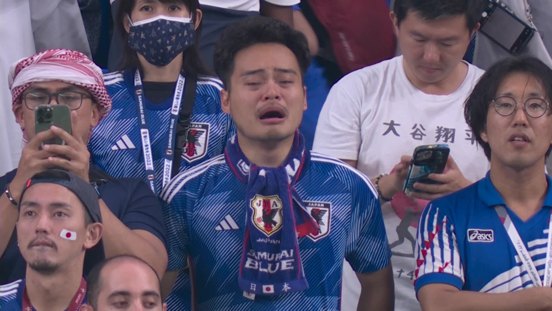 6일 열린 크로아티아전 경기에서 일본 대표팀의 패배가 확정되면서 크게 아쉬워하고 있는 현지 일본 응원단.  KBS 화면 갈무리