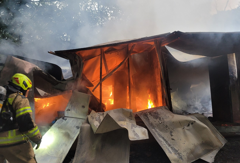 지난 5일 한라산 천연보호구역에서 발생한 불법 건축물 화재 현장 (사진제공:서귀포소방서)