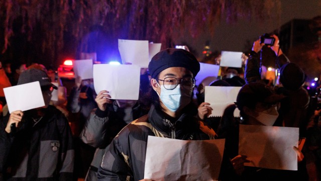 시민들이 고강도 방역 정책에 항의하는 ‘백지 시위’를 벌이고 있다. (출처 : 연합뉴스)
