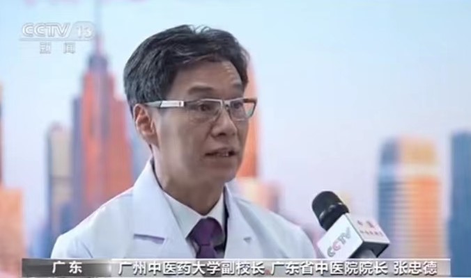 장쭝더 광저우 중의약대학 부총장이 코로나19 감염증 증상이 독감보다 약하다고 인터뷰하고 있다. (출처: 중국 중앙(CC)TV)
