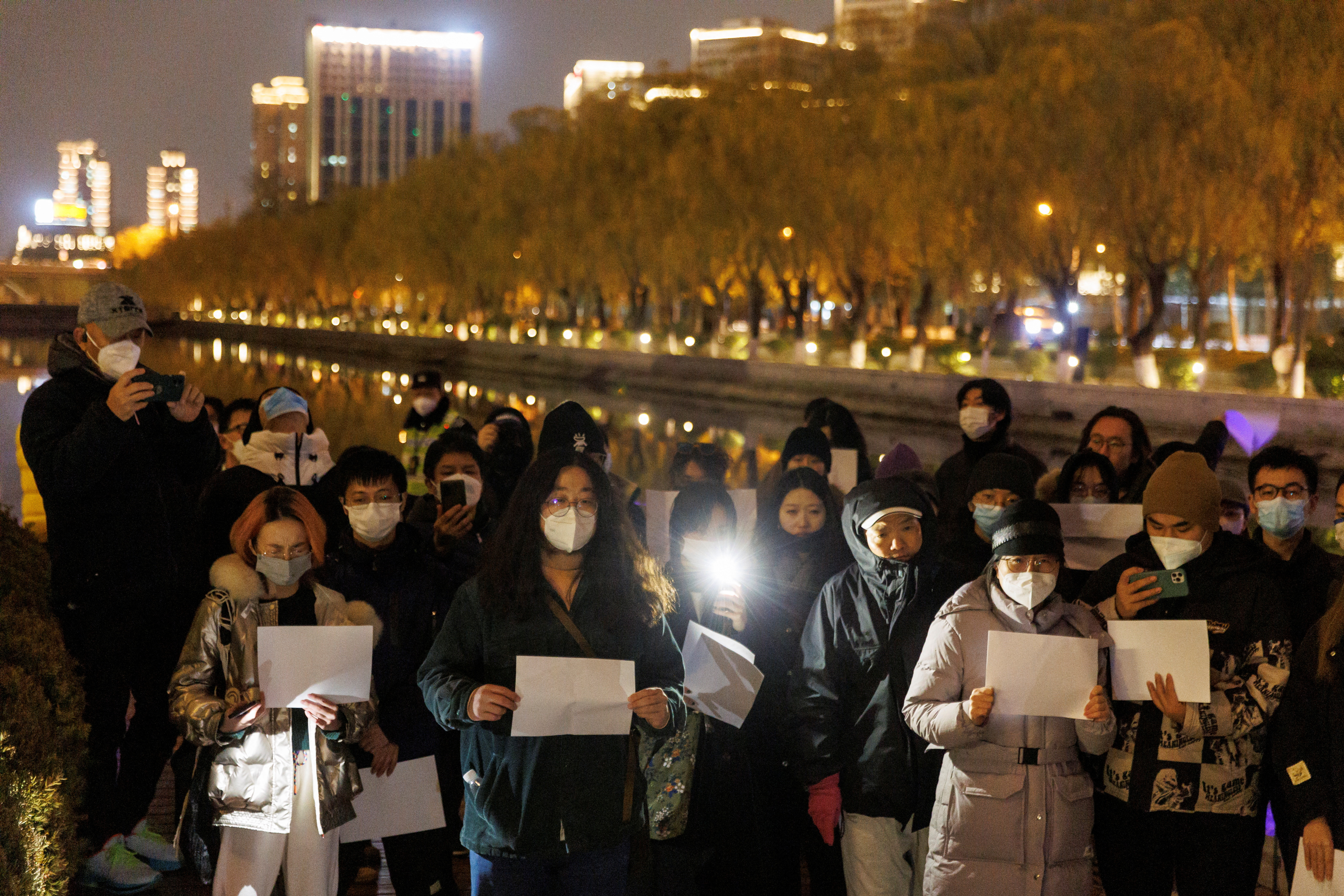 중국 우루무치 화재 참사 추모식에서 코로나 19 봉쇄 해제를 요구하는 베이징 시민들, 22년 11월 27일 (출처: 로이터=연합뉴스)