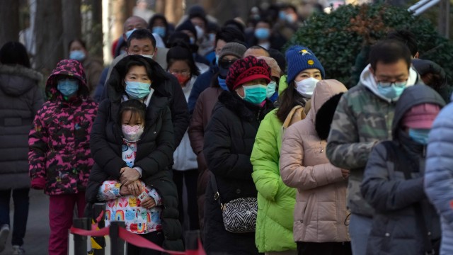 PCR 검사를 받기 위해 줄을 서고 있는 베이징 시민들 (출처: 연합뉴스)