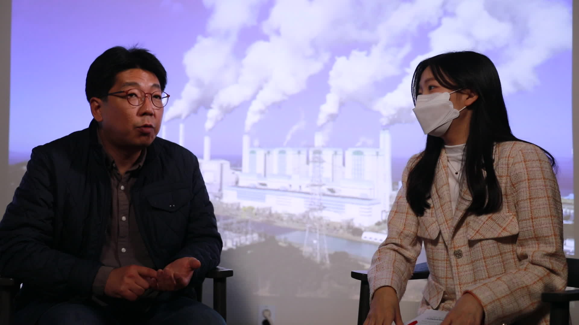 하승수 플랜 1.5 활동가(왼쪽)가 KBS 취재진과 기후대응기금 관련 대화를 나누고 있다.