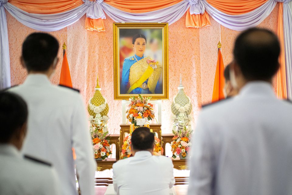  쁘라윳 태국 총리와 장관들이 쭐라롱껀 대학병원을 찾아 ‘파’공주의 쾌유를 기원하고 있다. 12월 16일. 사진 로이터