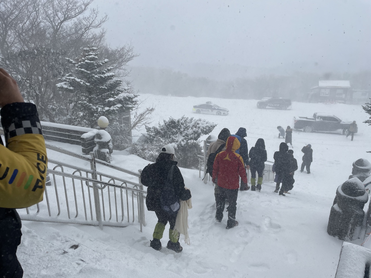 제주도 산간에 대설경보가 내려진 22일 오전 서귀포시 색달동 1100고지 휴게소에서 관광객 등 10여 명이 고립됐다는 신고가 들어와, 자치경찰에서 구조 활동을 벌이고 있다. (사진 : 제주도자치경찰단 제공)