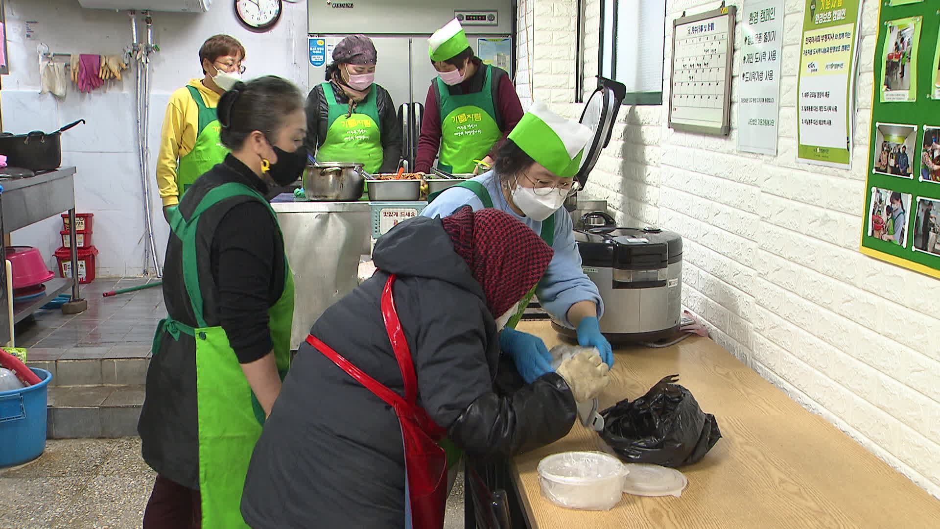 인천시 부평 종합시장 안에 있는 ‘기운차림식당’ 일명 ‘천원 식당’은 매일 월요일부터 금요일까지 오전 11시 40분 영업을 시작한다. 하루 준비된 식사량은 100인분. 주변 작은 식당에 피해를 주지 않기 위해서다.