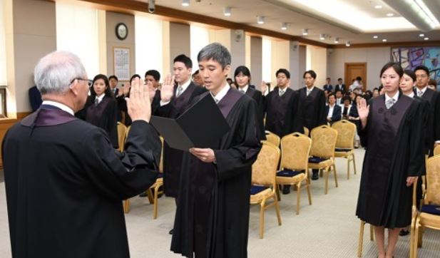 2017년 8월 1일 오전 서울 서초구 대법원에서 열린 신임 법관 임명식에서 새로 임용된 판사들이 선서를 하고 있다. (사진 출처=연합뉴스)