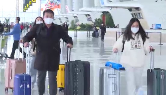 중국 내 공항에서 이동중인 여행객들 (출처: 중국 중앙(CC)TV)