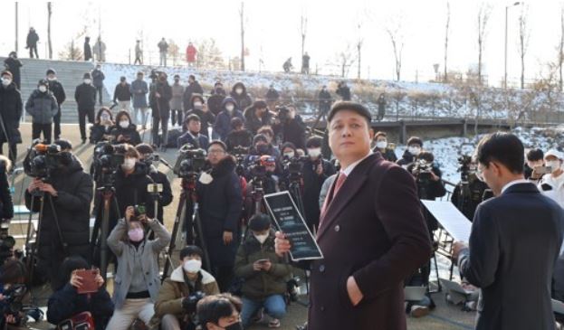 지난 29일 오후 중국이 해외에서 운영하는 ‘비밀 경찰서’ 국내 거점으로 지목된 서울 잠실 한강변에 위치한 중식당 ‘동방명주’ 앞에서 실 지배인 왕씨가 의혹에 대한 입장 발표 기자회견 중 뒤를 돌아보고 있다. (사진 출처=연합뉴스)