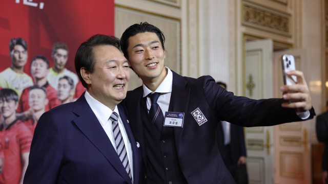 (축구 국가대표 조규성이 청와대 초청 만찬 행사장에서 윤석열 대통령과 사진을 찍고 있다. 사진 출처 : 연합뉴스)