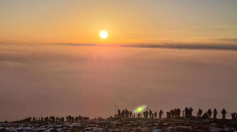 지난 1일 새해 첫날 일출을 보기 위해 한라산 정상 백록담에 모여든 등산객들 (사진=시청자 제공)