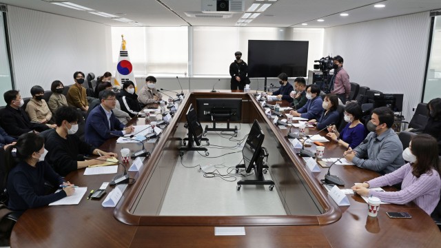 지난 12일 보건복지부가 주최한 ‘제2차 청년 대상 국민연금 간담회’에 참석한 청년들은 “국민연금 기금 소진 등의 우려에도 연금을 받을 수 있다는 확신을 주길 바란다”고 말했다. (사진 출처=연합뉴스)