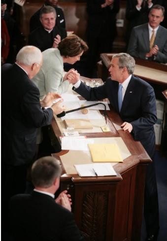 2007년 연두 연설에서 첫 여성하원의장 탄생을 축하하며 ‘마담 스피커’ 라고 첫 호명한 조지 부시 당시 대통령