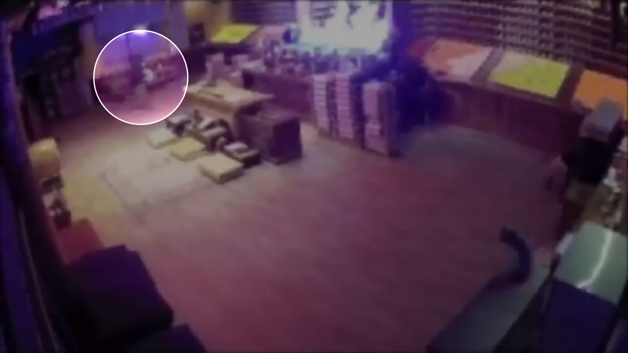오늘(3일) 새벽 경남 거제의 한 사찰 대웅전 안으로 들어오는 A씨의 모습이 찍힌 CCTV 영상.