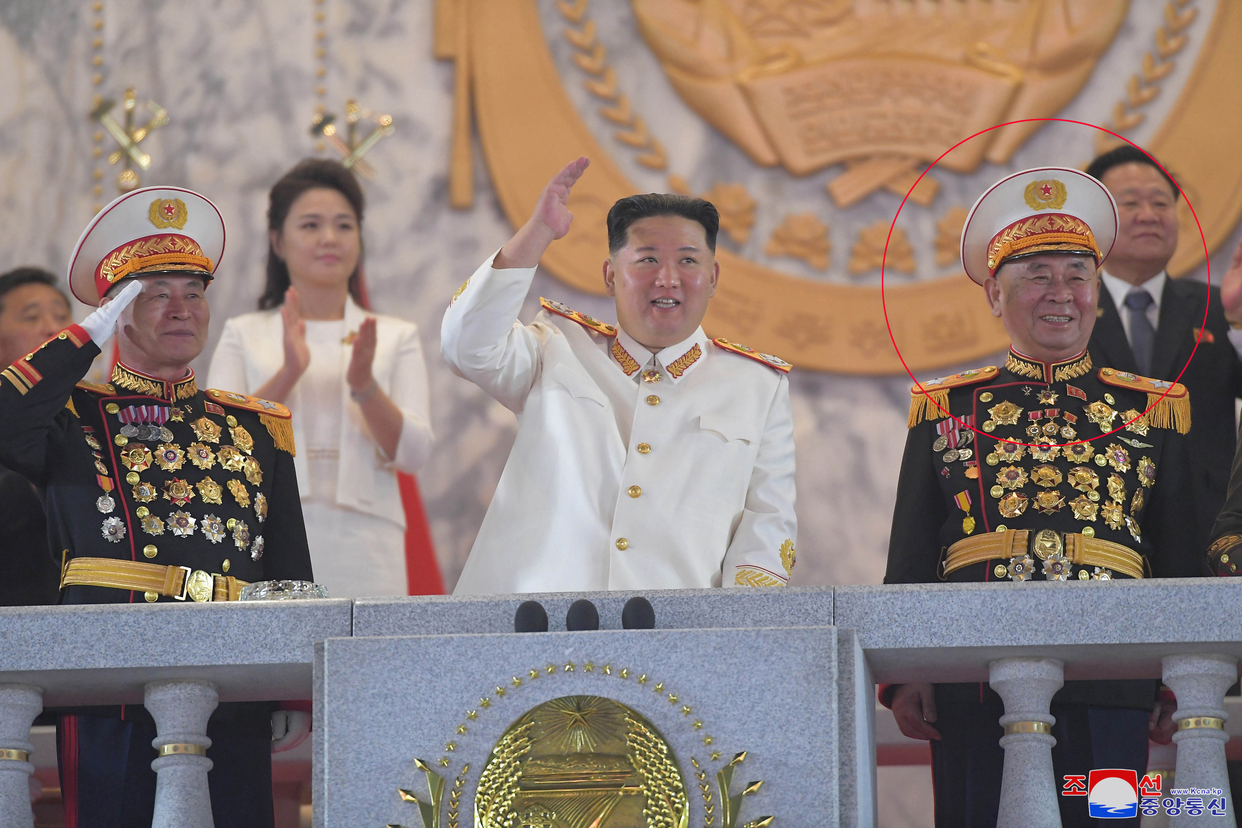 2022년 4월 인민군 창건 90주년 열병식에서 복귀한 박정천(왼쪽)과 리병철(오른쪽 붉은 원)이 김정은 국무위원장 양 옆에 서 있다 (출처 : 조선중앙통신-연합뉴스)