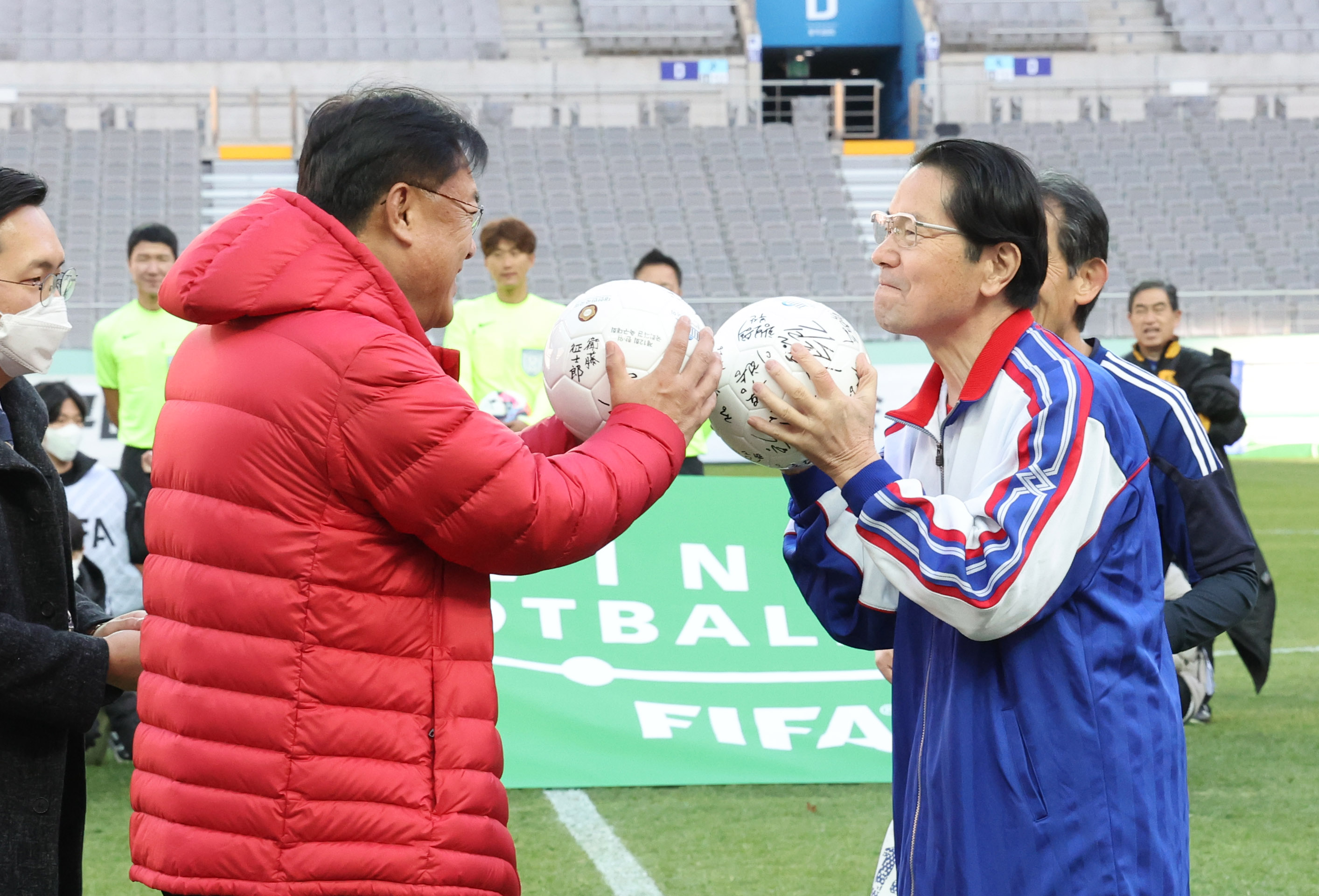 지난해 11월 26일 오후 서울월드컵경기장에서 열린 2002년 한일월드컵 개최 20주년 기념 한·일 국회의원 축구대회에서 정진석 국민의힘 의원이 에토 세이시로 일한의원축구연맹 회장과 사인볼을 교환하고 있다.