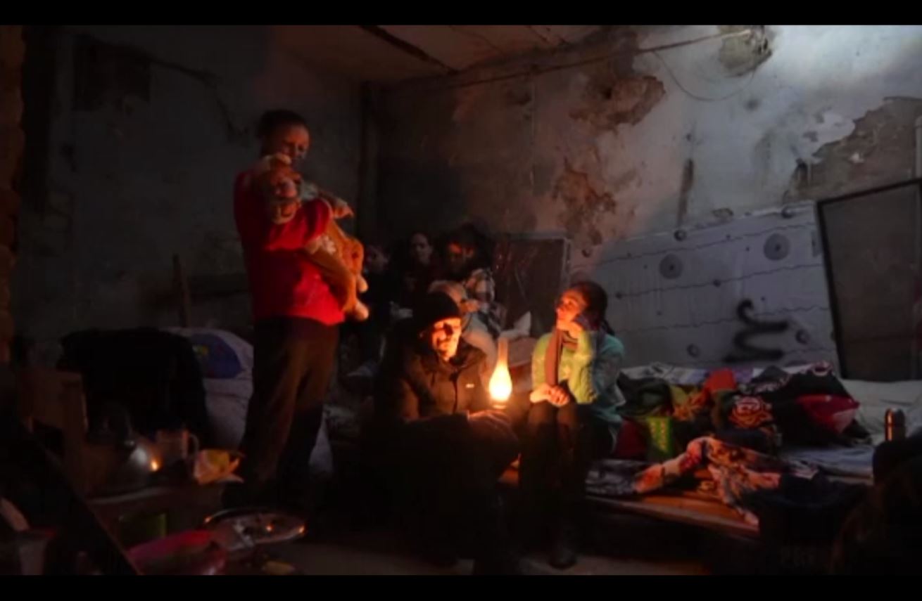 러시아의 에너지 기반시설 공습으로 전기가 끊긴 대피소에 머무는 우크라이나 시민들 (사진=AP)