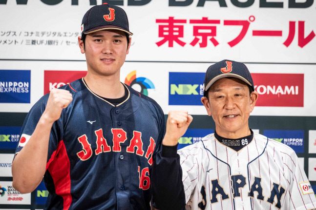 일본 대표팀의 오타니 쇼헤이(左)와 구리야마 히데키(右) 감독