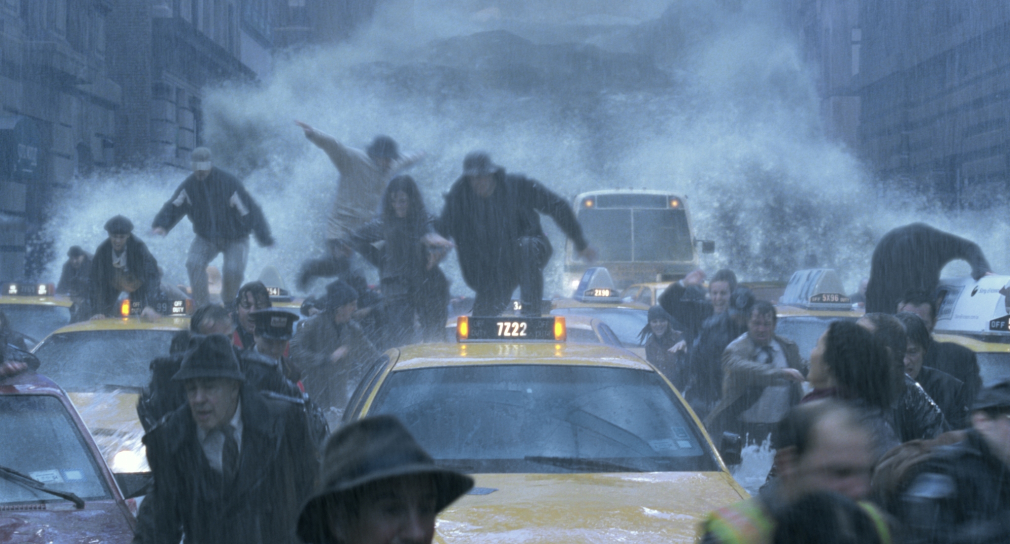 폭우로 교통이 마비된 뉴욕 도심을 그린 영화 ‘투모로우’(2004)의 한 장면. 출처 IMDB.