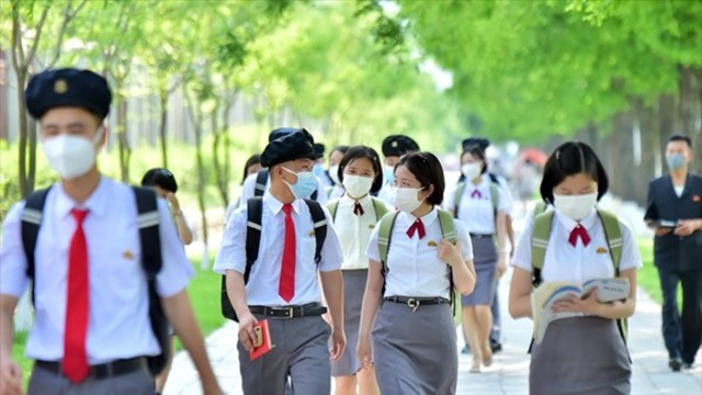 교복을 입은 북한 대학생들이 거리를 걷고 있다. 최근 북한 대학생 몇몇은 당국의 ‘어법 규제’로 인해, 한국 말투로 통화를 하다 적발돼 퇴학 처분을 받고 탄광으로 끌려가기도 한 것으로 전해진다. (사진 출처=연합뉴스)