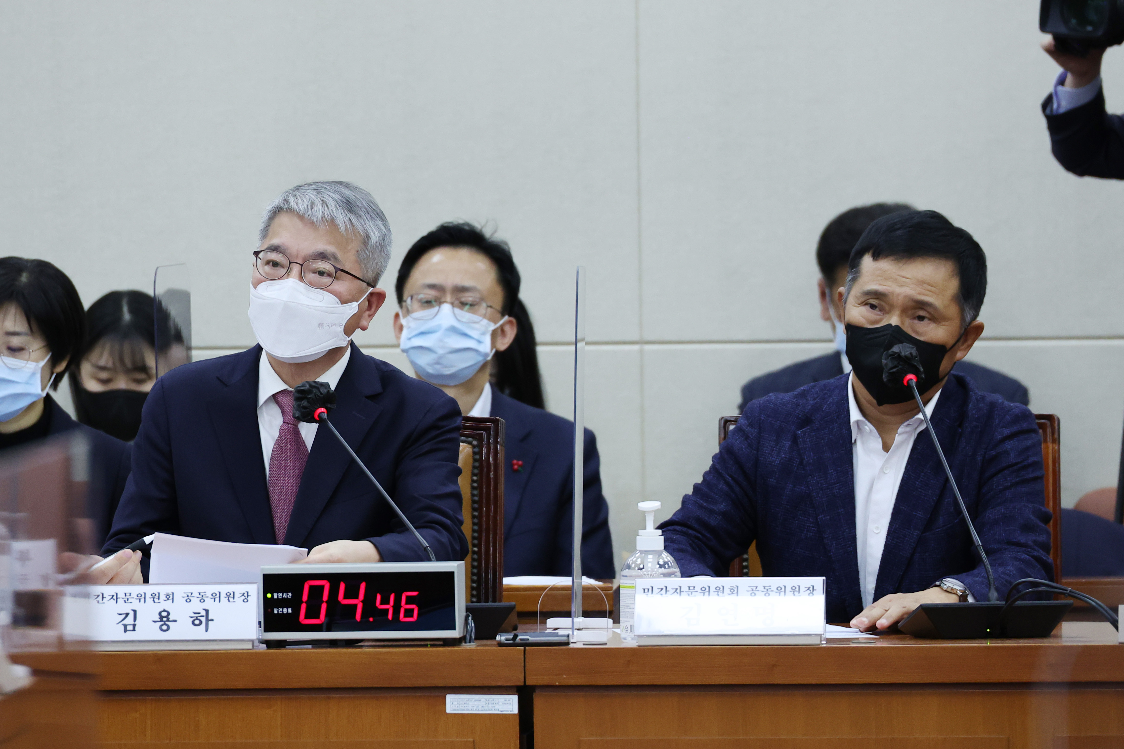 김용하(왼쪽)·김연명 민간자문위원회 공동위원장이 3일 오후 국회에서 열린 연금개혁특별위원회 전체회의에 참석하고 있다.