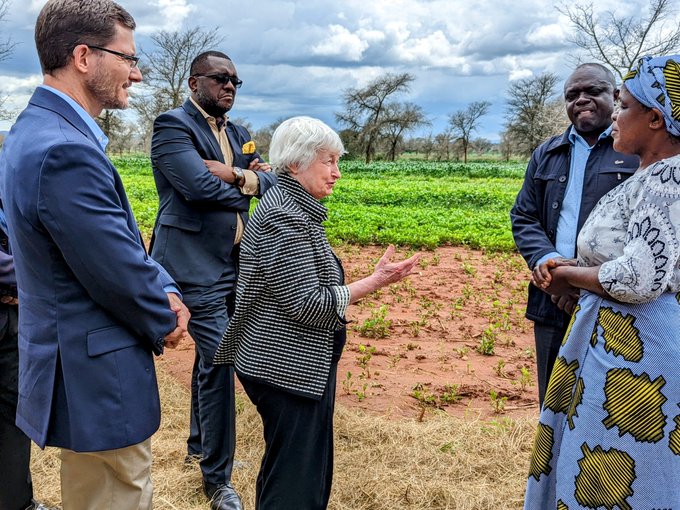 재닛 옐런 미국 재무장관(가운데)이 24일 잠비아 총웨의 여성협동조합과 농장을 방문하고 있다. (사진=재닛 옐런 트위터)