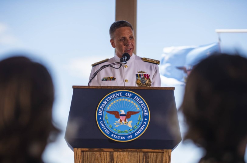 데이비슨 전 사령관이 2021년 4월 하와이 진주만 히캄 합동기지에서 열린 지휘관 교체식에서 발언하는 모습. (출처: 미 해군)