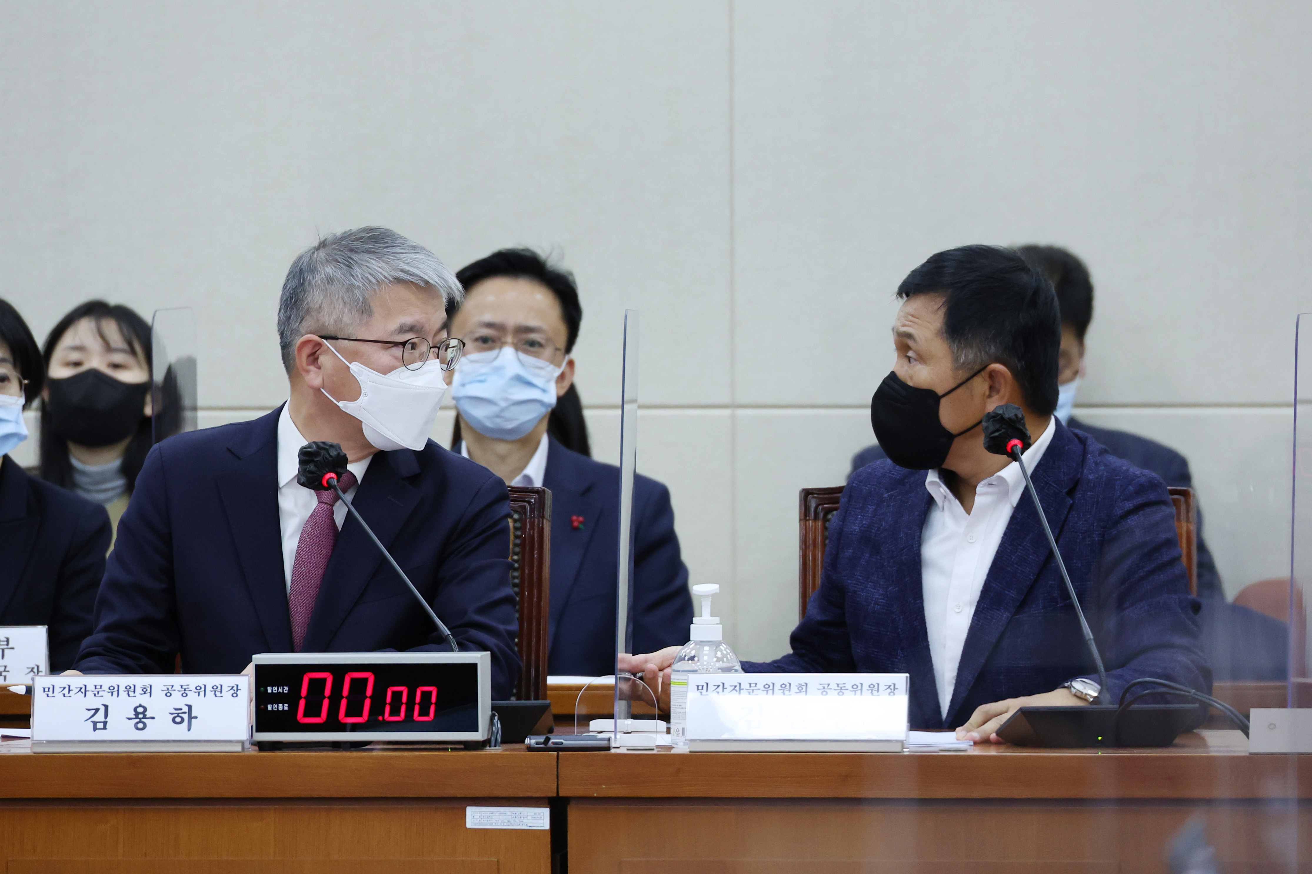 김용하(왼쪽)·김연명 민간자문위원회 공동위원장이 지난 3일 오후 국회에서 열린 연금개혁특별위원회 전체회의에서 대화하고 있다.