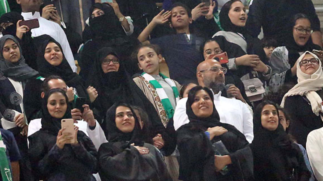 2018년 1월 사우디 아라비아에서 여성의 축구경기장 입장이 허용된 첫 날, 여성들이 축구를 관람하는 모습. 여성 축구 팬은 남성과 동행하고 가족 구역에서 관람할 수 있다.