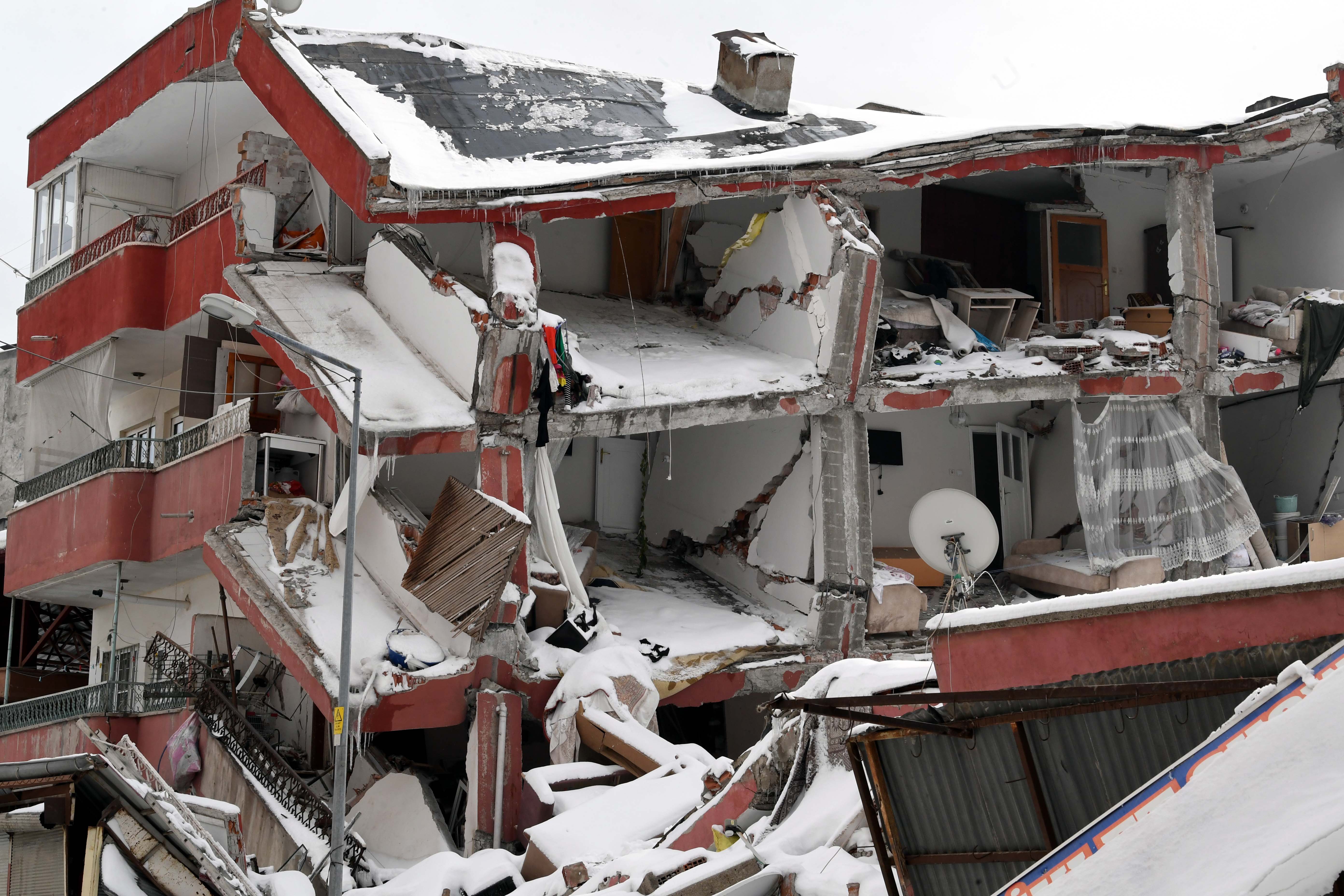 튀르키예 남부 카라만마라쉬주의 엘비스탄. 지진으로 무너진 아파트 내부가 그대로 드러나 있다. (사진/신화통신 연합)