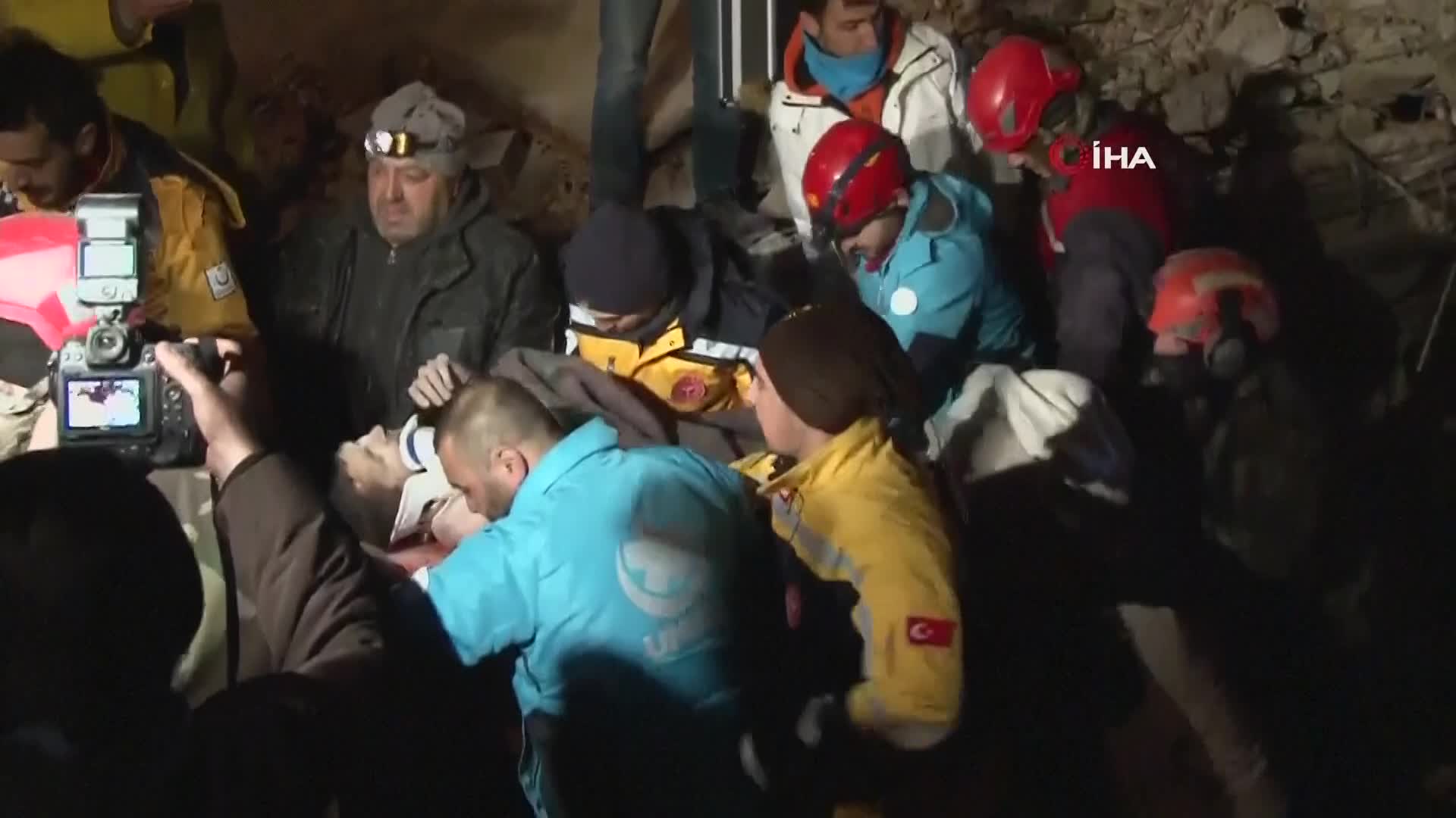 튀르키예 카라만 마라스에서 지진 발생 45시간 만에 구조된 남성이 병원으로 이송되는 모습.