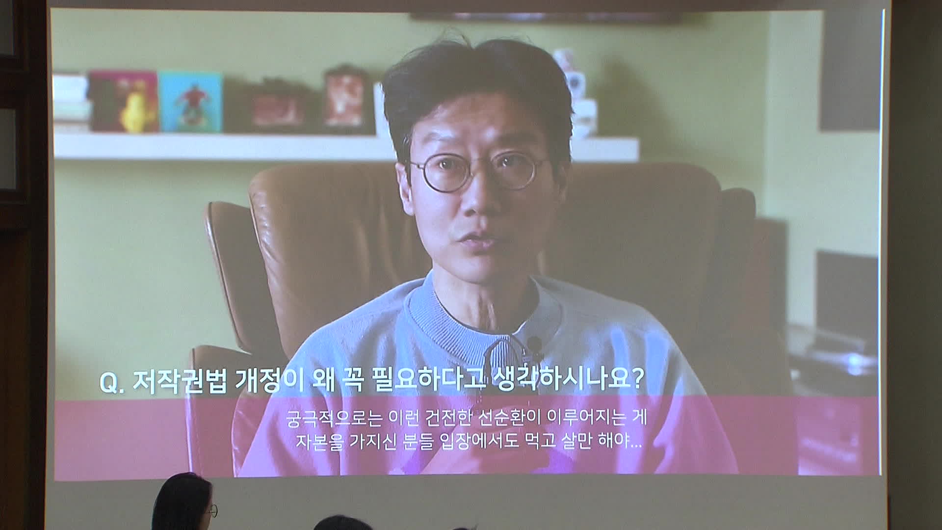 9일  ‘오징어 게임’의 황동혁 감독이  영상으로 해외 저작권료 수령 소감을 밝히고 있다.