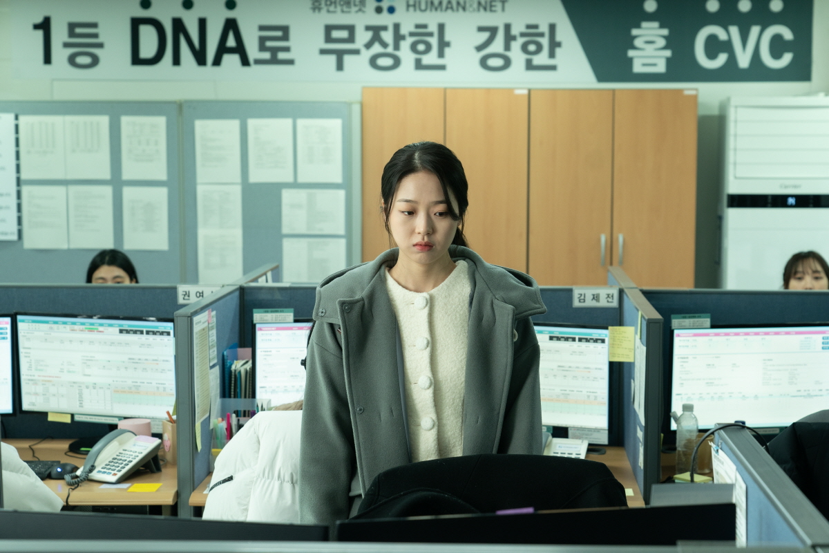 영화 ‘다음 소희’의 주인공 소희(김시은 배우)는 특성화고교 실습생으로 콜센터에 파견된다.  트윈플러스파트너스 제공.