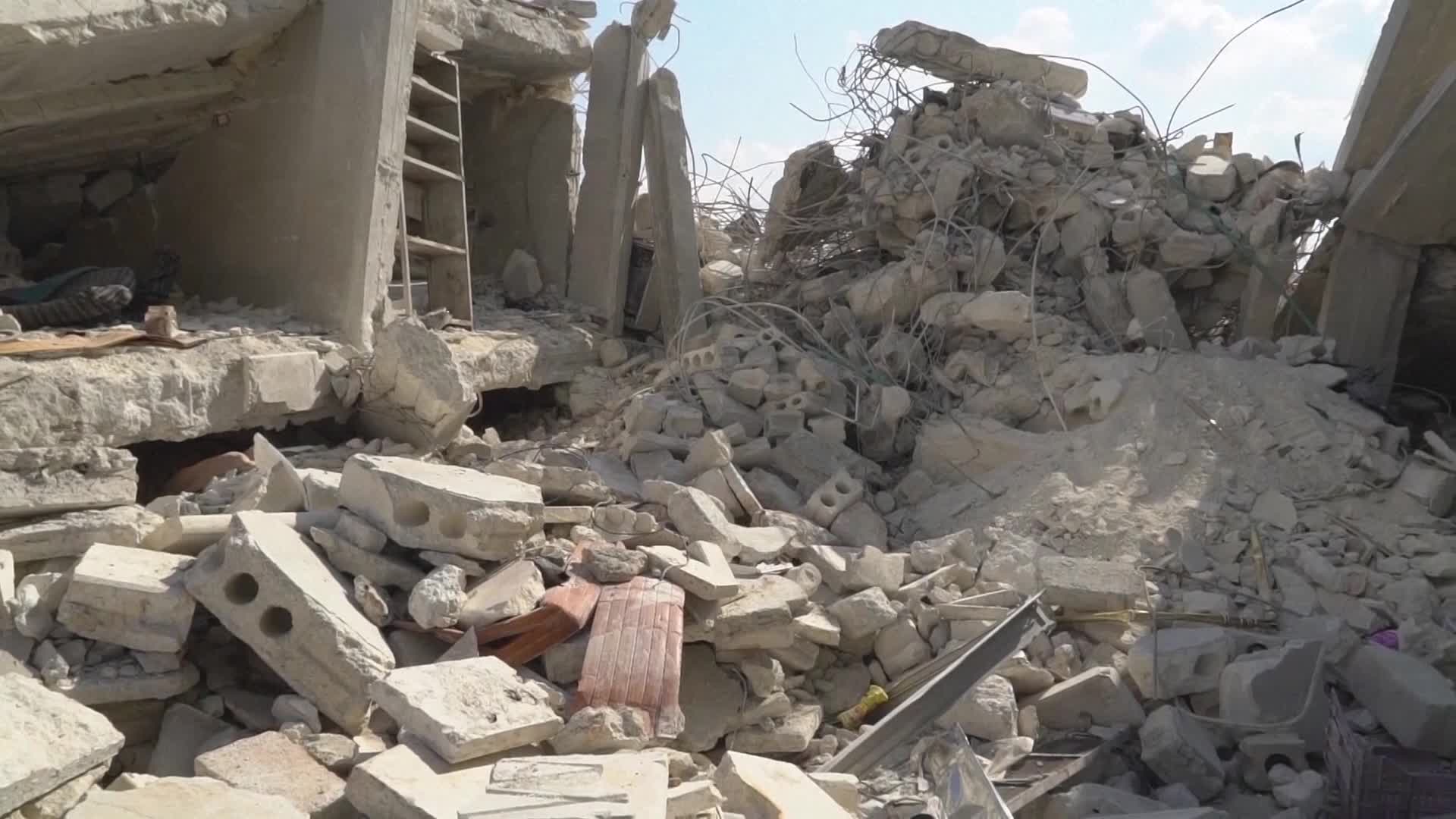 12일 시리아 알레포 주 아타립에서 강진으로 무너진 건물의 모습.