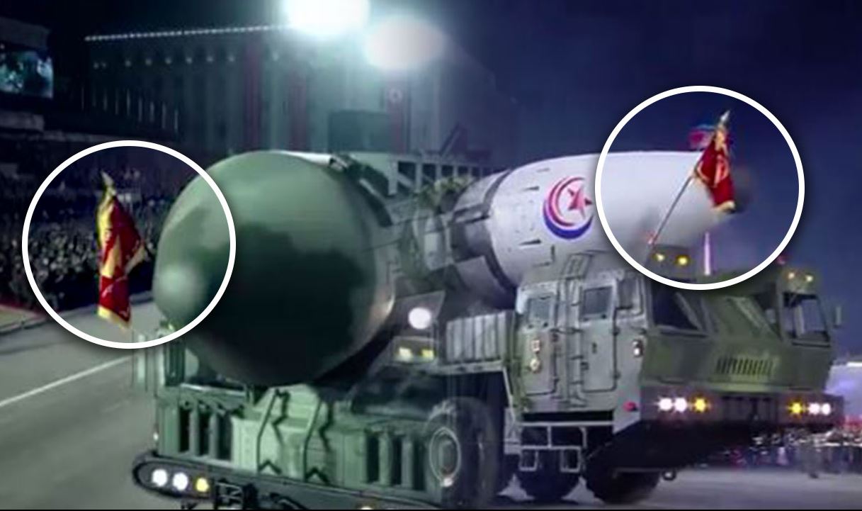 고체 연료 추정 신형 ICBM(왼쪽)과 화성-17형(오른쪽) 발사 차량에 달린 군 깃발 (출처 : 조선중앙TV)