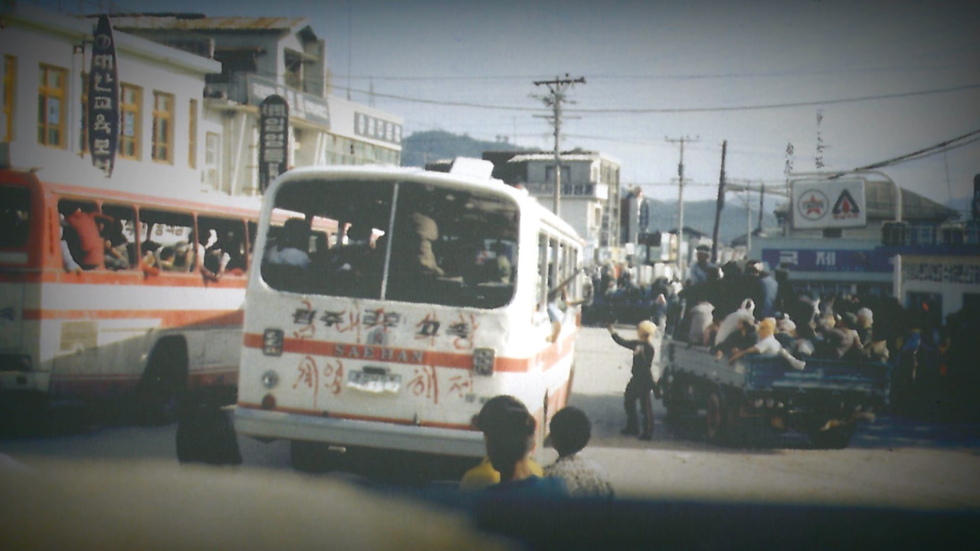 광주에서 온 시민군들과 지역민들이 합세해 진도, 목포, 완도 등 인근 지역으로 떠나고 있다. (1980년 5월 21일 당시)