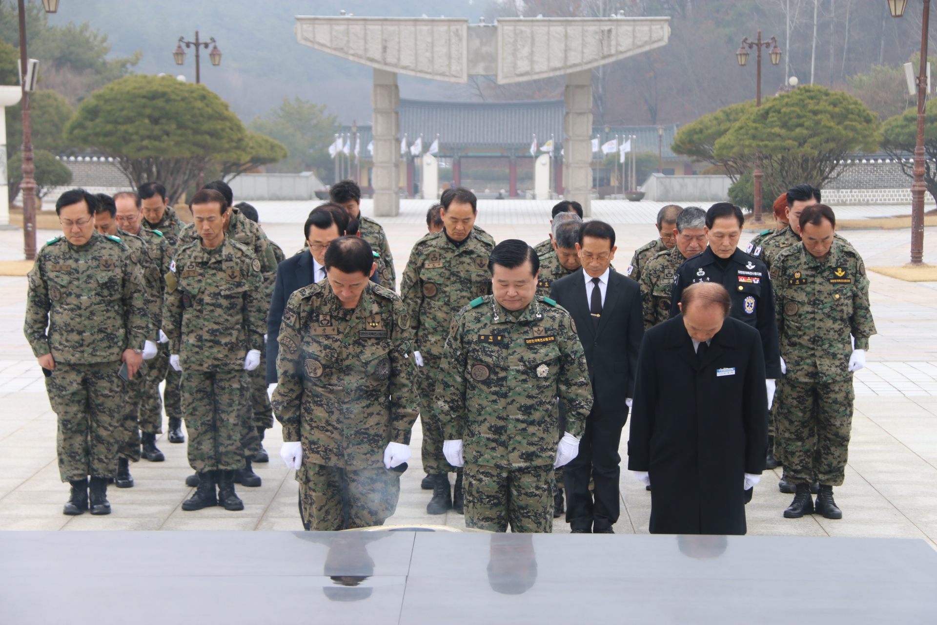 5·18민주묘지 참배단 앞에 머리 숙인 특전사동지회 임원들. 특전사의 상징인 ‘검은 베레모’ 모자는 쓰지 않았다.