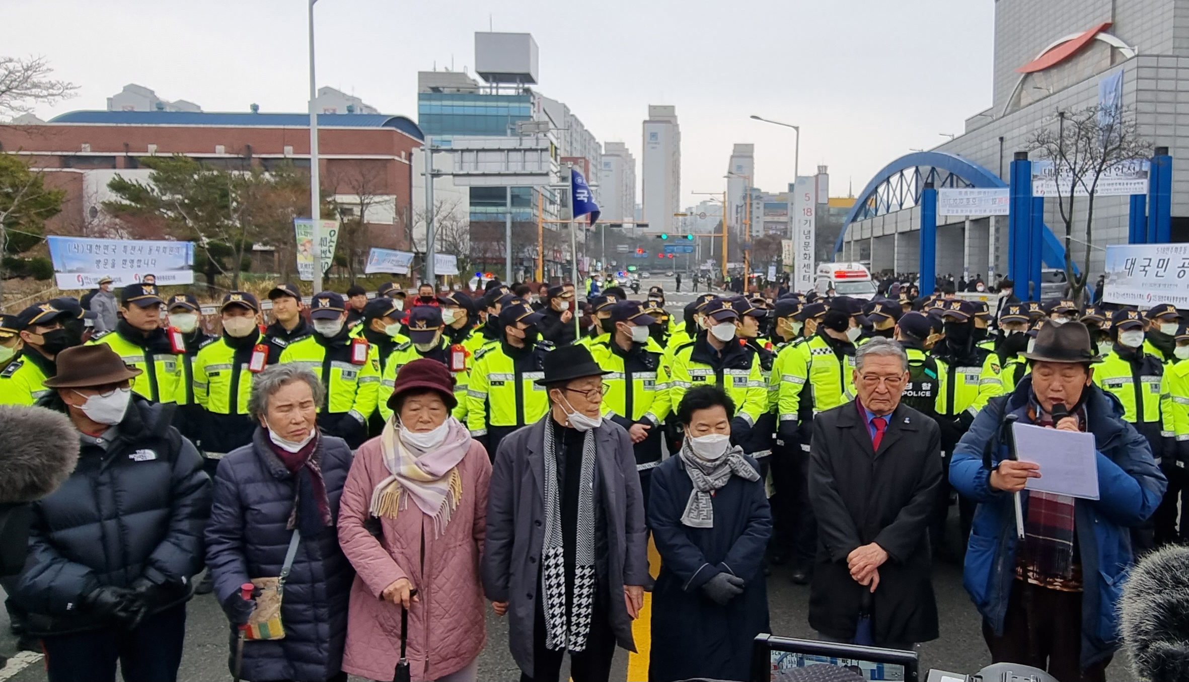 공동선언식 철회 요구 집회에 참석한 안성례 오월어머니집 초대 관장과 김준태 전 5·18기념재단 이사장 등 원로 회원들