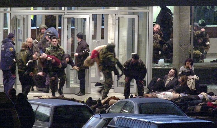 2002년 10월 26일, 모스크바 극장 인질극 당시. 체첸 반군 전원과 인질 129명이 숨졌다.