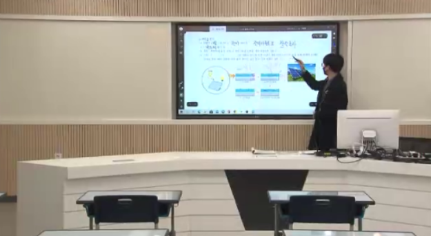 원격 수업을 하는 교사(2021년 11월, 서울 잠실고등학교)