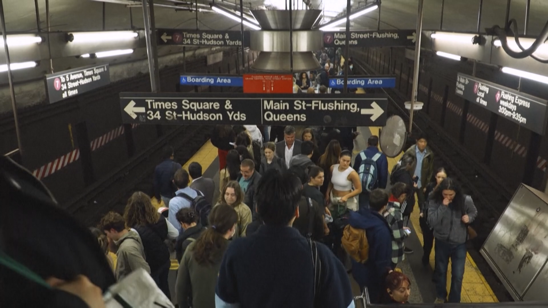 미국 뉴욕시의 한 지하철 역이 출근하는 사람들로 붐비고 있다.