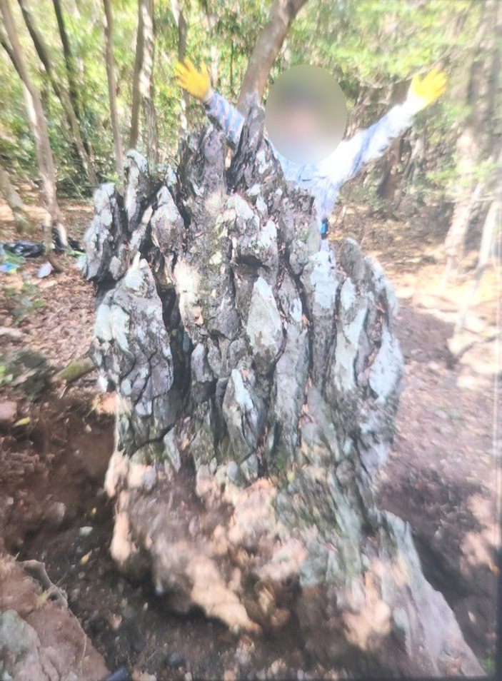 한남시험림 출입 통제구역 몰래 침입해 대형 자연석을 훔친 일당 중 한 명이, 돌과 함께 찍은 사진. (사진=제주경찰청 제공)